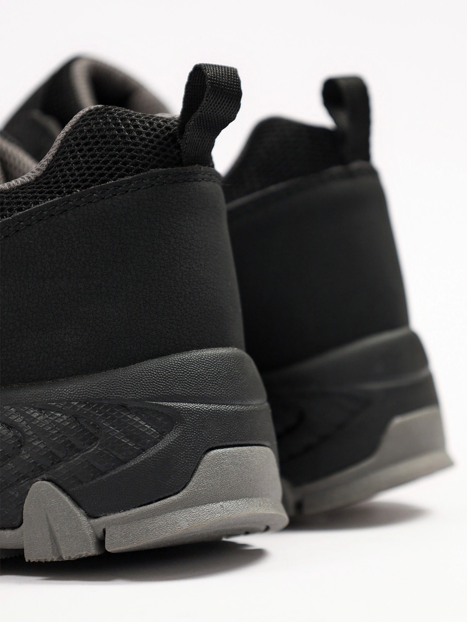 Кроссовки комбинированные черного цвета на рельефной подошве